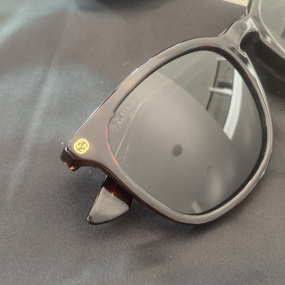 Women’s Gucci Sunglasses - Picture 7 of 7